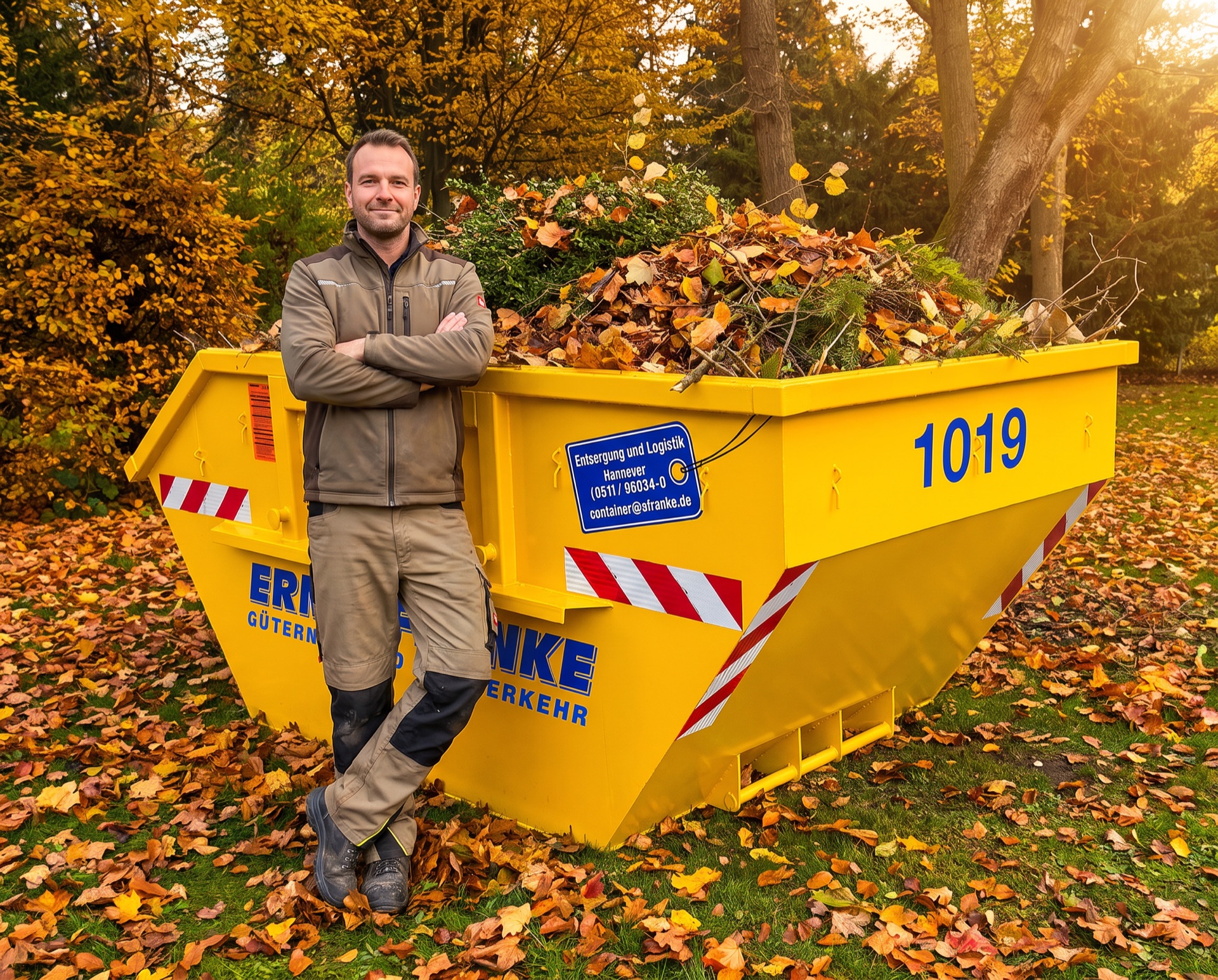 Gelber Ernst-Franke-Container voller Äste und Laub im herbstlichen Garten
